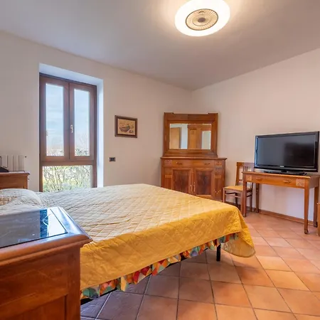 Con Piscina E Terrazzo