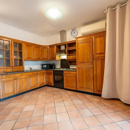 Con Piscina E Terrazzo