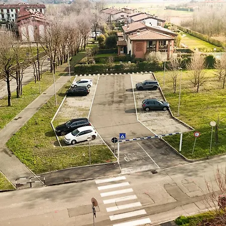 Con Piscina E Terrazzo