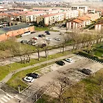 Con Piscina E Terrazzo